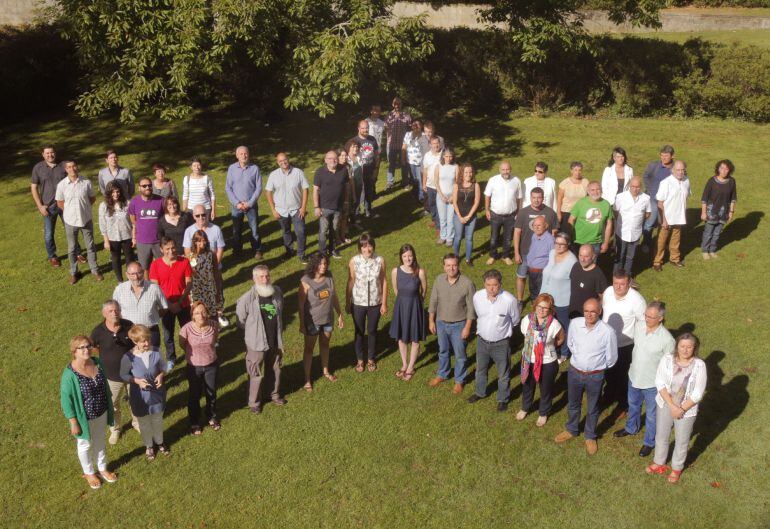 La portavoz nacional del BNG, Ana Pontón (c), posa esta mañana en Bonaval en la foto de grupo con los candidatos a las elecciones autonómicas del 25 de septiembre.