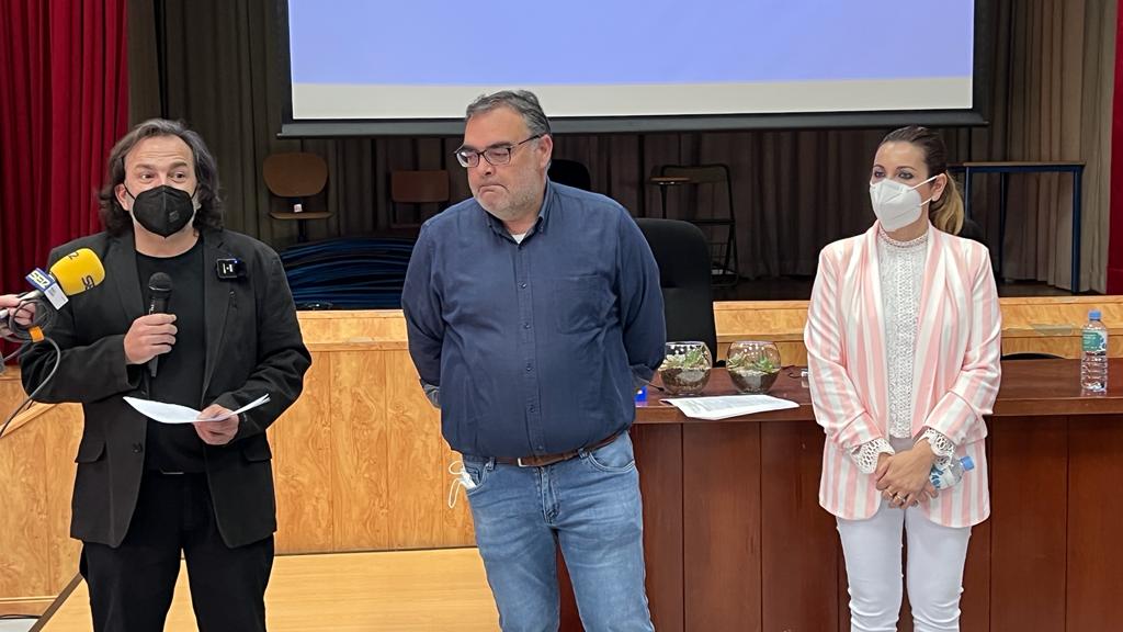 Momento de la intervención de Puñal, a la izquierda, responsable de Art Diversia, en presencia del director, Enrique Yerves, y Carmen Soriano