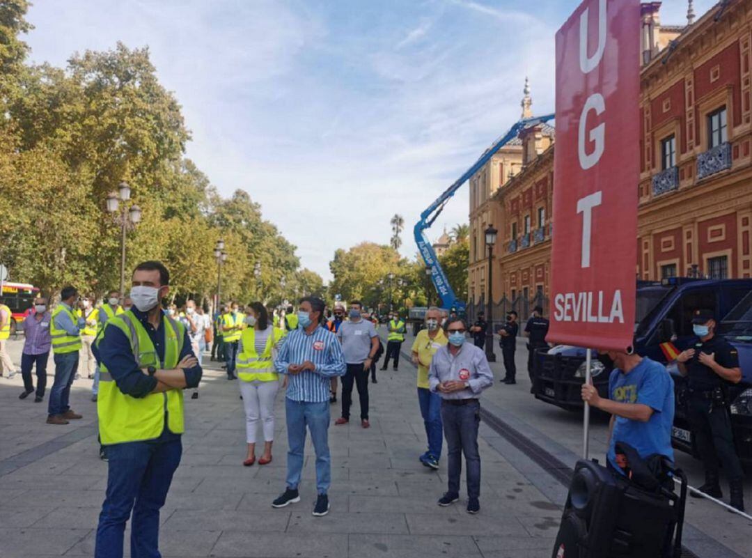 Concentración de los trabajadores de Abengoa frente al Palacio de San Telmo.