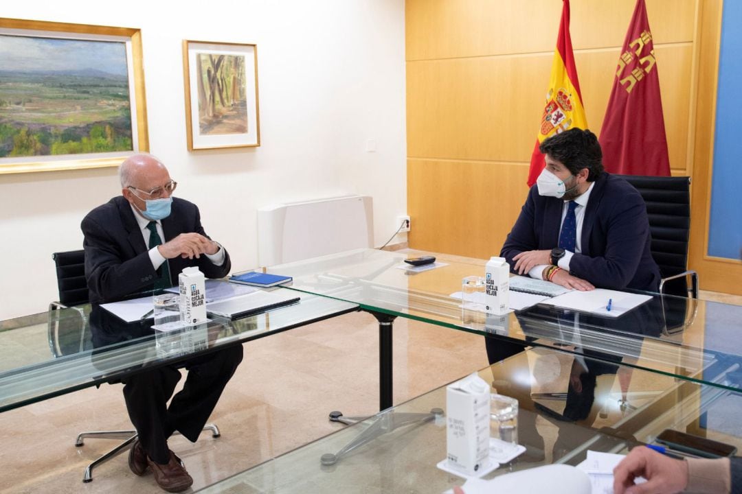 Momento de la reunión entre Estrella de Levante y el Gobierno de Murcia