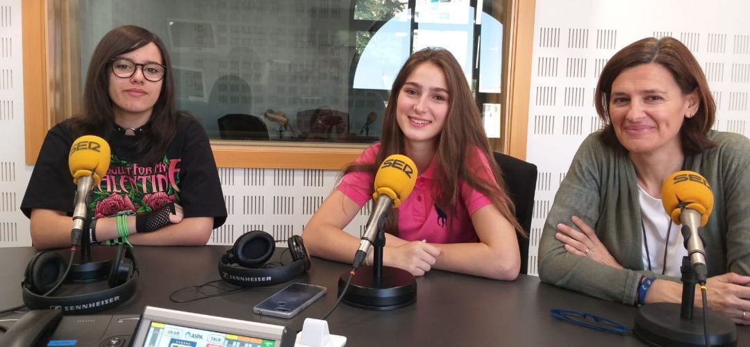 Las dos ganadoras y la profesora del colegio Divina Pastora de Getafe han hablado en SER Madrid Sur del Premio Nacional de Finanzas que han ganado.