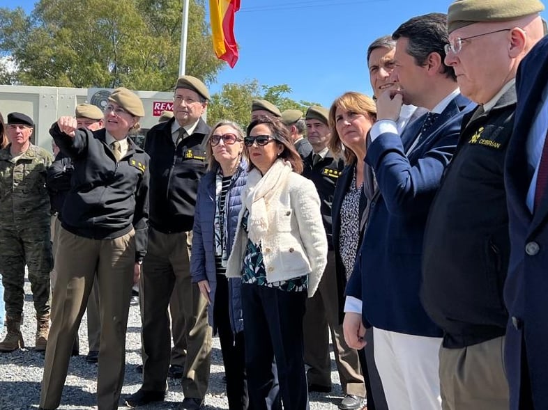 La ministra de Defensa, Margarita Robles, con el resto de autoridades durante la visita a las obras de la Base Logística del Ejército en Córdoba