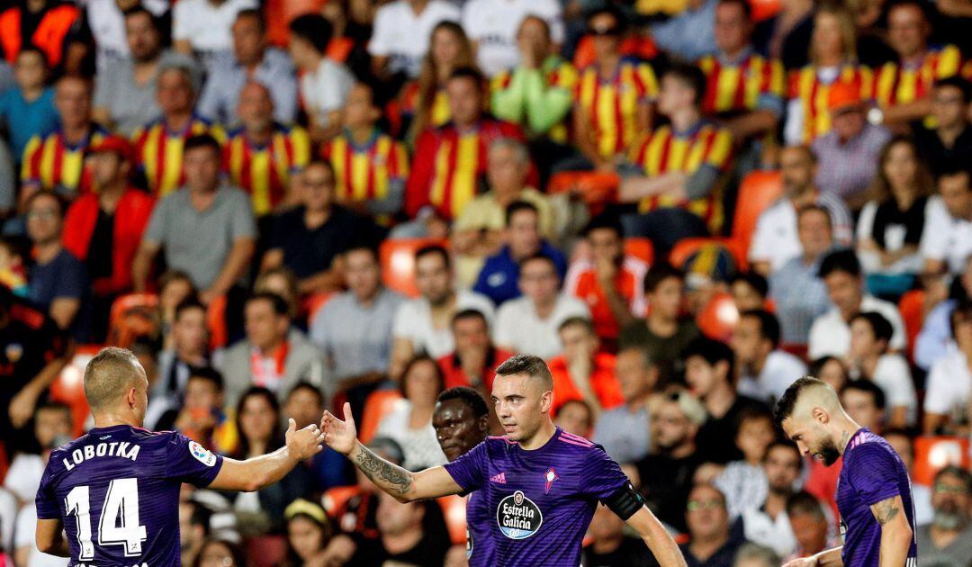 GRAF3845. VALENCIA, El delantero del Celta Iago Aspas (c) celebra con Lobotka (i) tras marcar ante el Valencia, durante el partido de la sexta jornada de Liga en Primera División que están disputando esta noche en el estadio de Mestalla. EFE, Kai Försterl