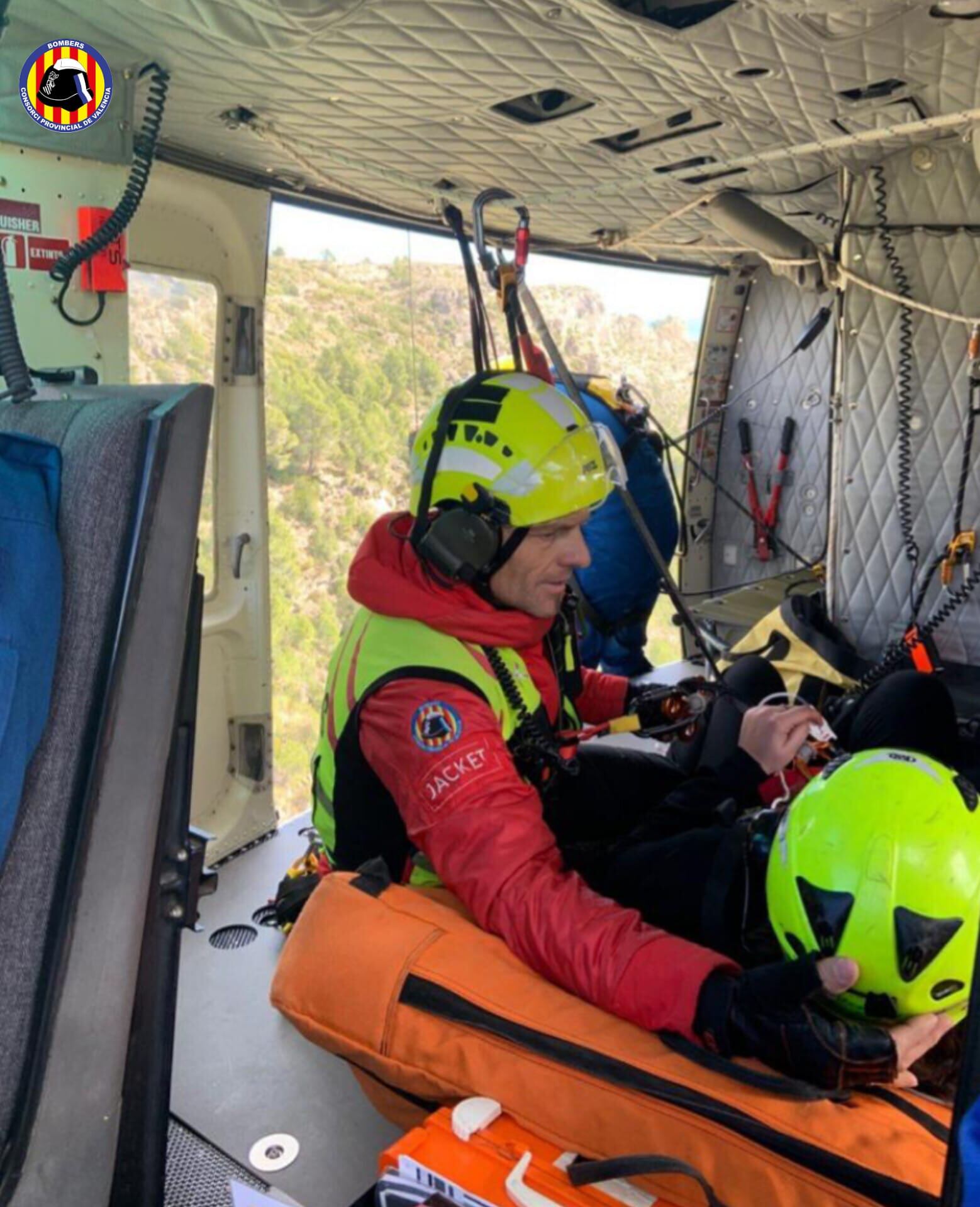 Un bombero ayuda a inmovilizar a la joven en el helicóptero.