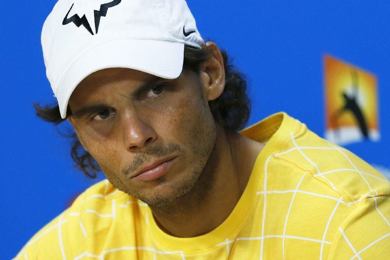 Nadal da una rueda de prensa tras perder ante su compatriota Fernando Verdasco en su partido de primera ronda del Abierto de Australia