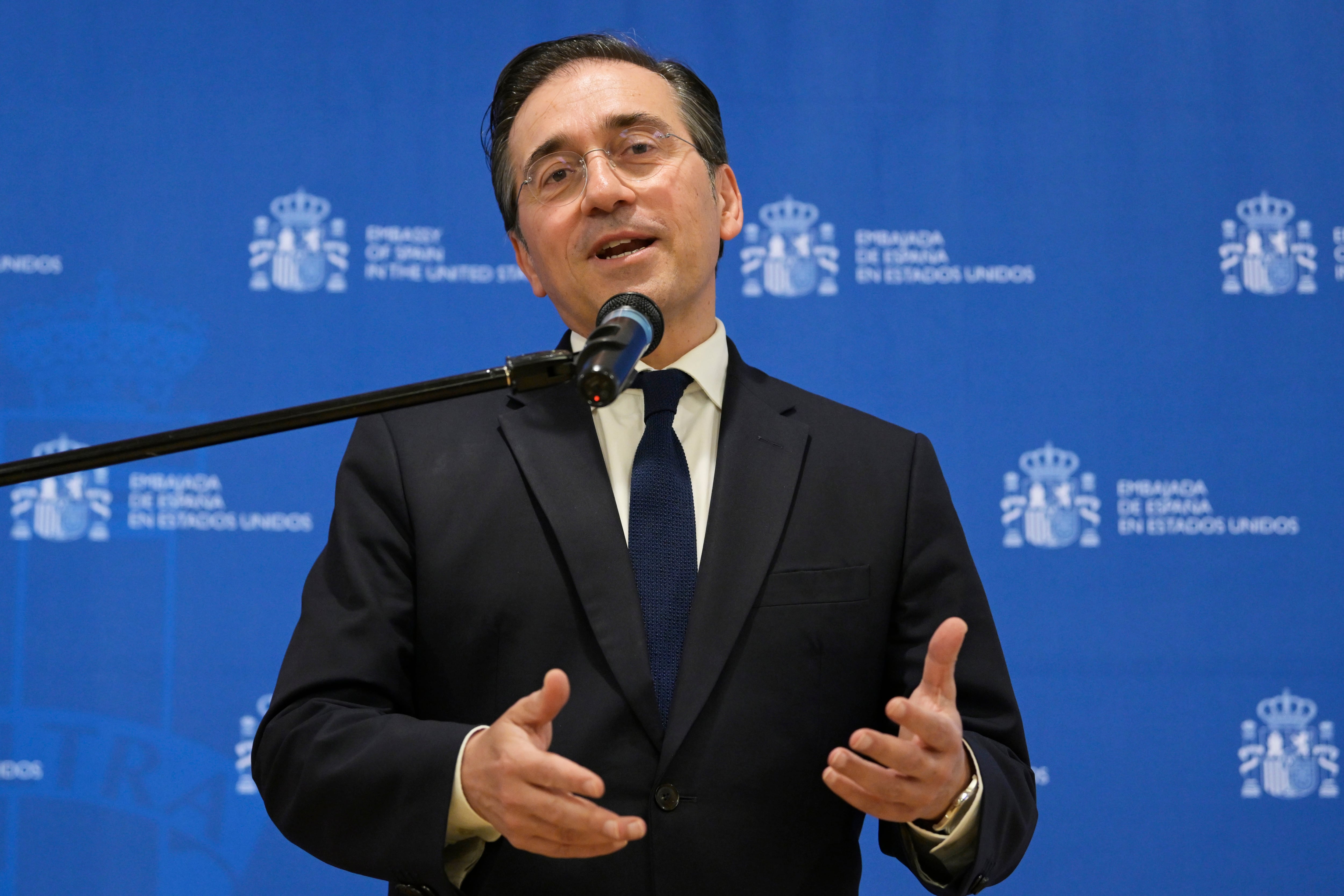 El ministro de Asuntos Exteriores de España, José Manuel Albares, habla durante una rueda de prensa este jueves, en la sede de la embajada de España en Washington (EE.UU.). EFE/ Lenin Nolly
