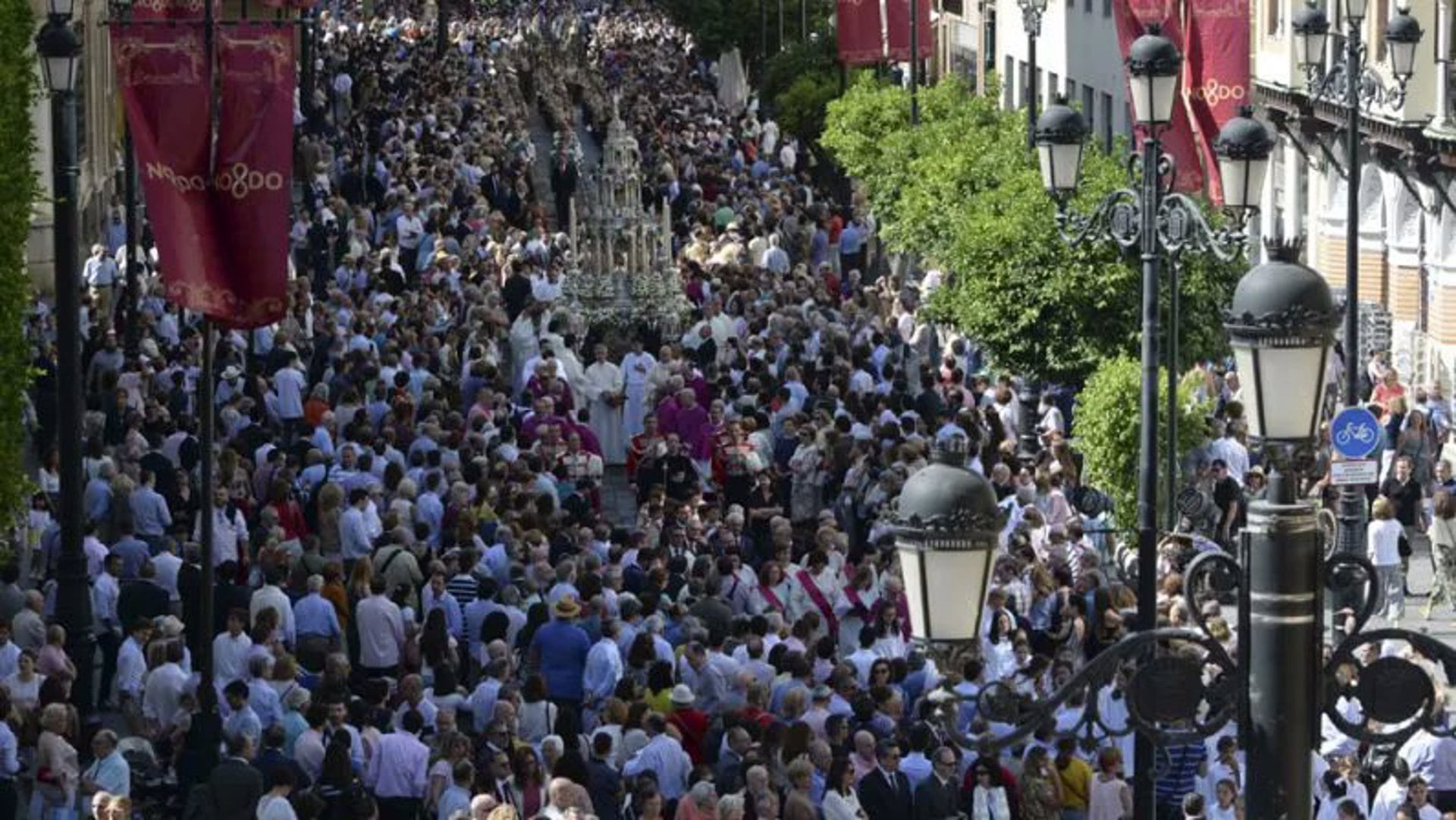 Imagen de la Custodia del Corpus por una abarrotada avenida de la Constitución, - CONSEJO HHYCC