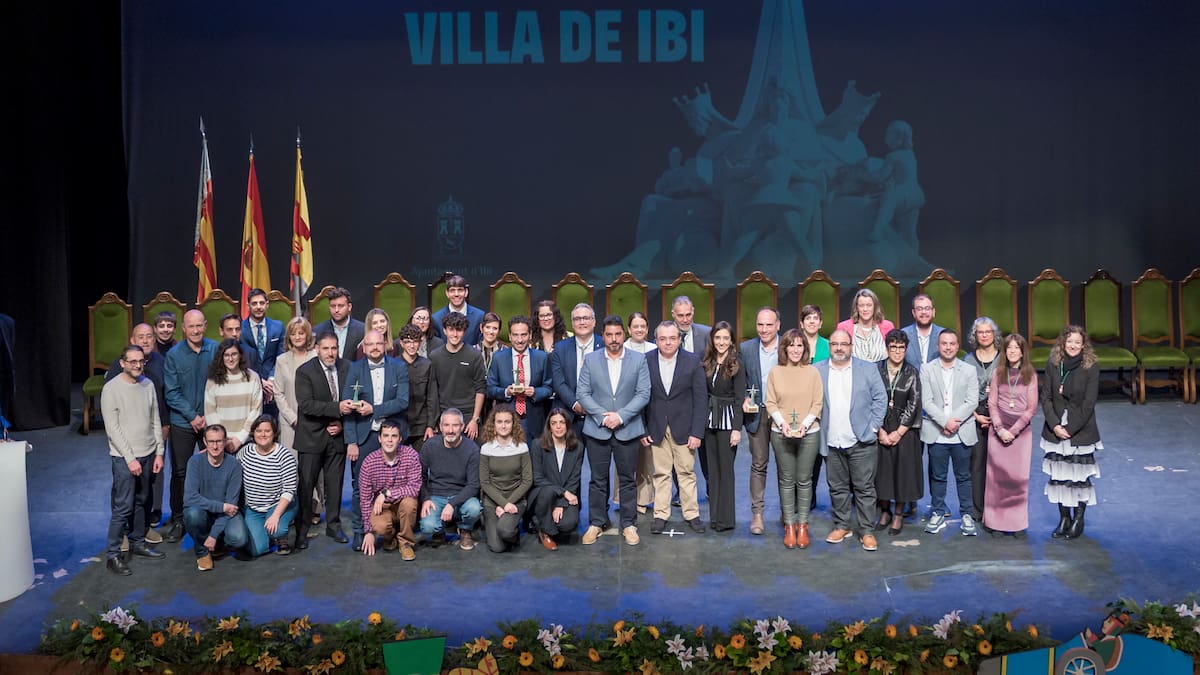 Ibi rinde homenaje a Rafael Serralta en el Acto Institucional Villa de Ibi