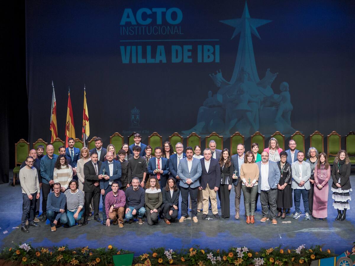 Ibi rinde homenaje a Rafael Serralta en el Acto Institucional Villa de Ibi