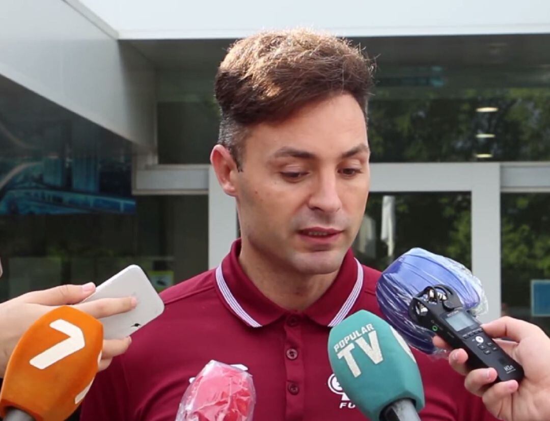 Juanjo Angosto atendiendo a los medios