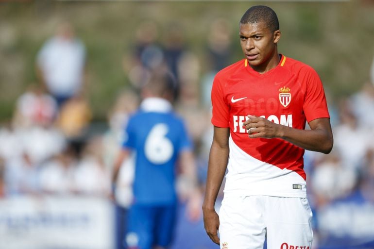 Kylian Mbappé durante un amistoso del Mónaco y el Stoke City en Suiza.