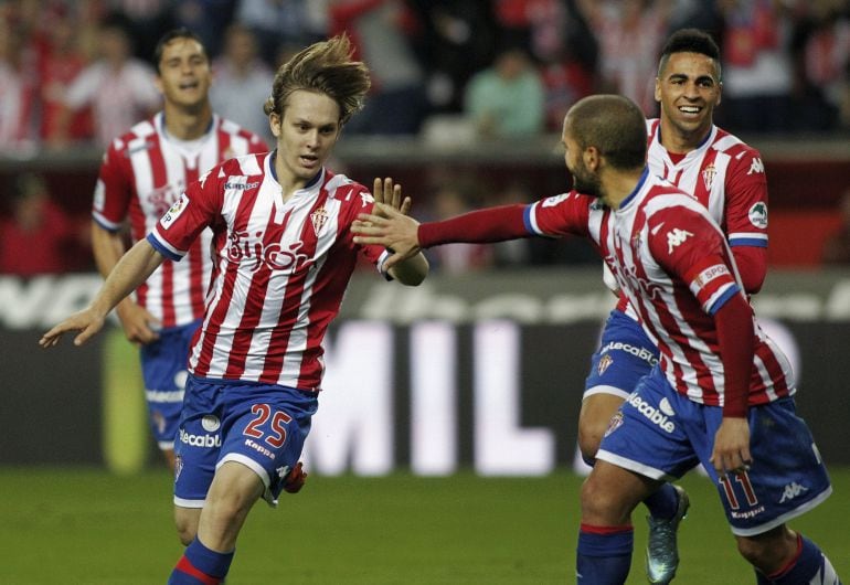 GRA200 GIJÓN, 01/11/2015.- El centrocampista croata del Sporting Alen Halilovic (i) celebra el gol marcado ante el Málaga, el primero del equipo, durante el partido correspondiente a la décima jornada de la Liga disputado hoy en el estadio del Molinón, en Gijón. EFE/Alberto Morante