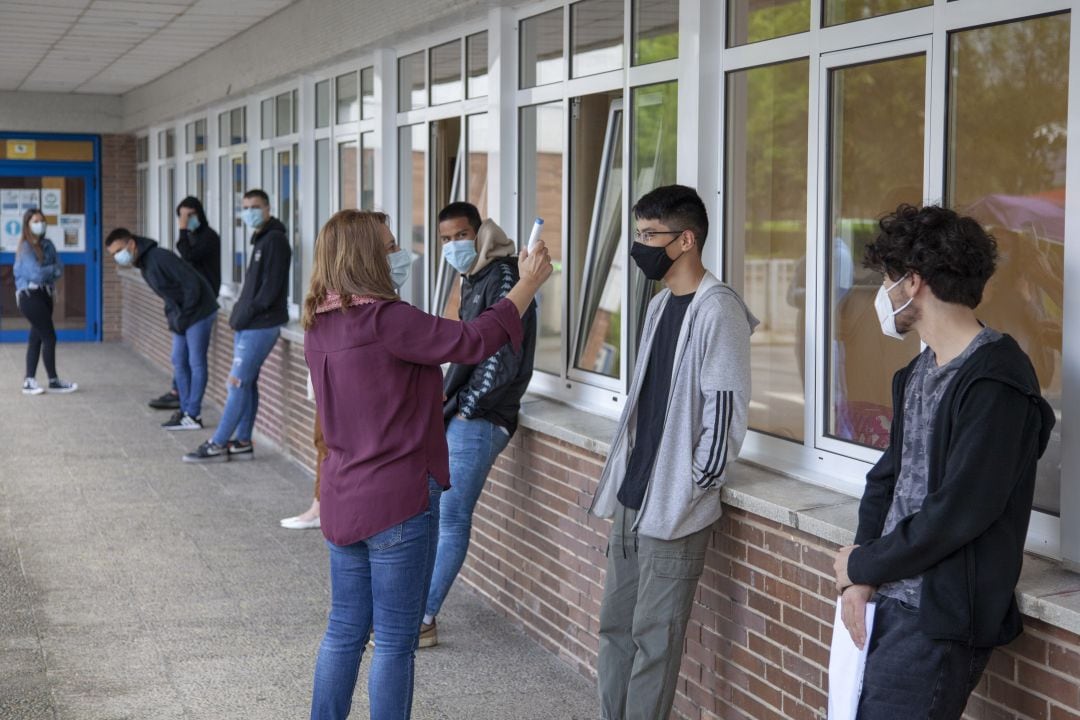 Toma de temperatura a alumnos antes de entrar en clase.