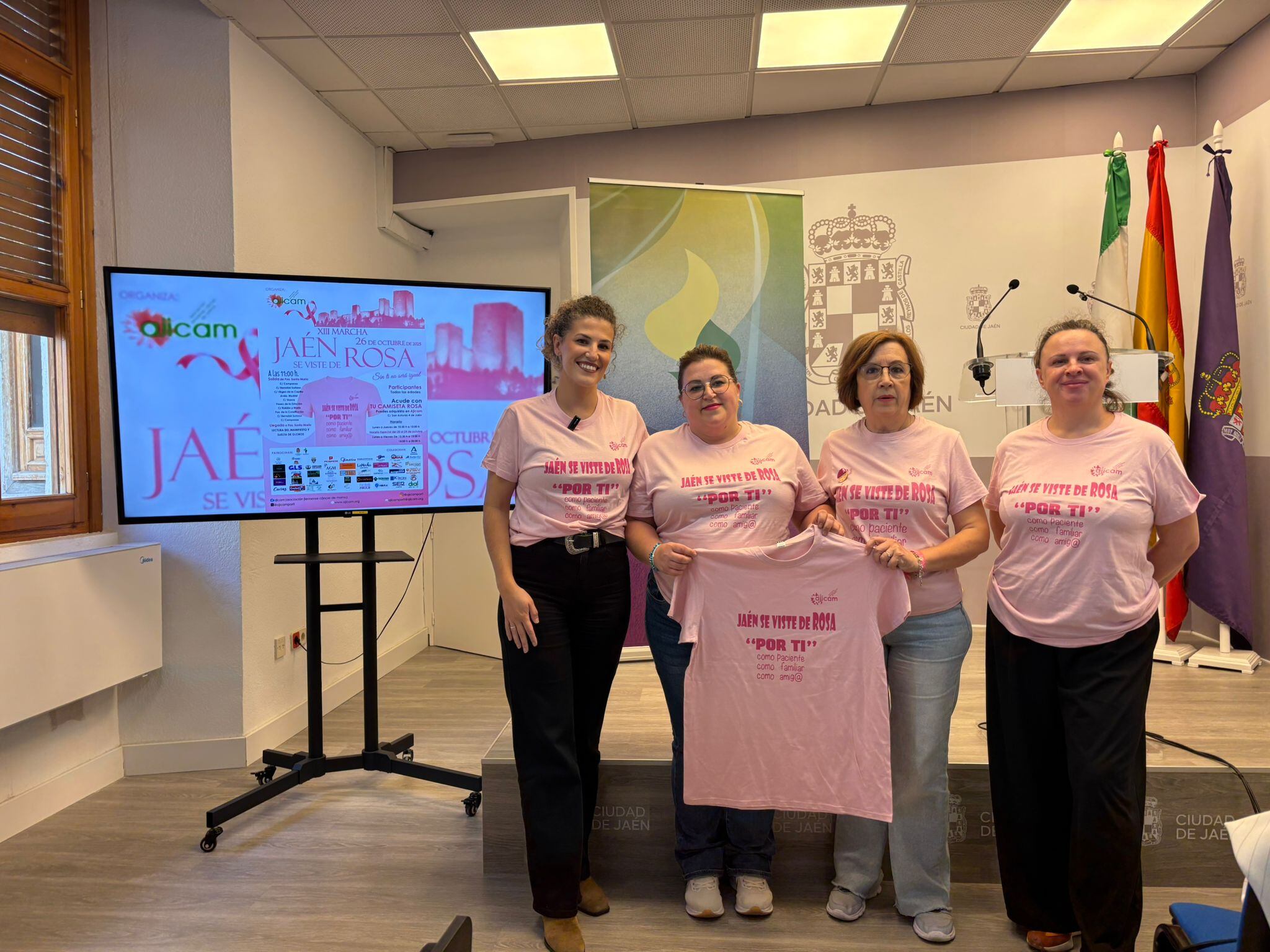 De izquierda a derecha: Beatriz López, concejala de Deportes del Ayuntamiento de Jaén; Gema Liébana, presidenta de Ajicam, Rosa Huete, tesorera y Desiré Amaro, directora del Patronato de Deportes.
