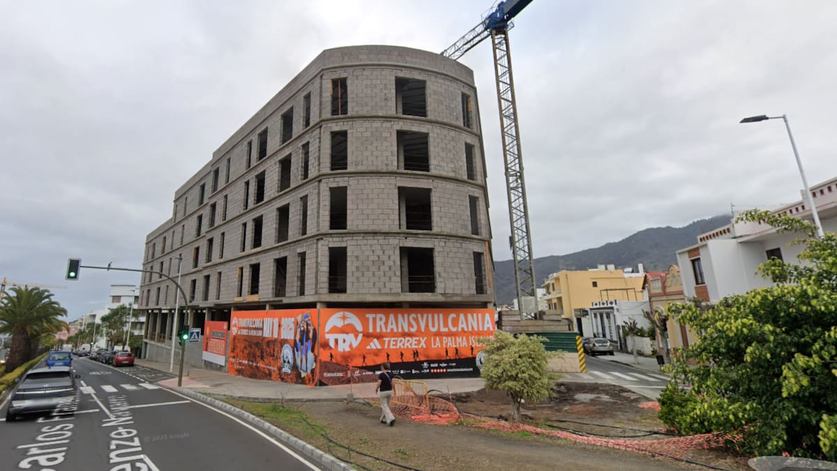 El Cabildo formaliza la adquisición de las 53 viviendas de 'Dos Tumbos' en Los Llanos