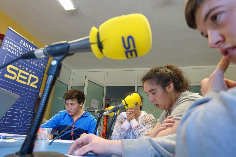 Los alumnos del centro reivindican sus derechos en Hoy por Hoy Cantabria.