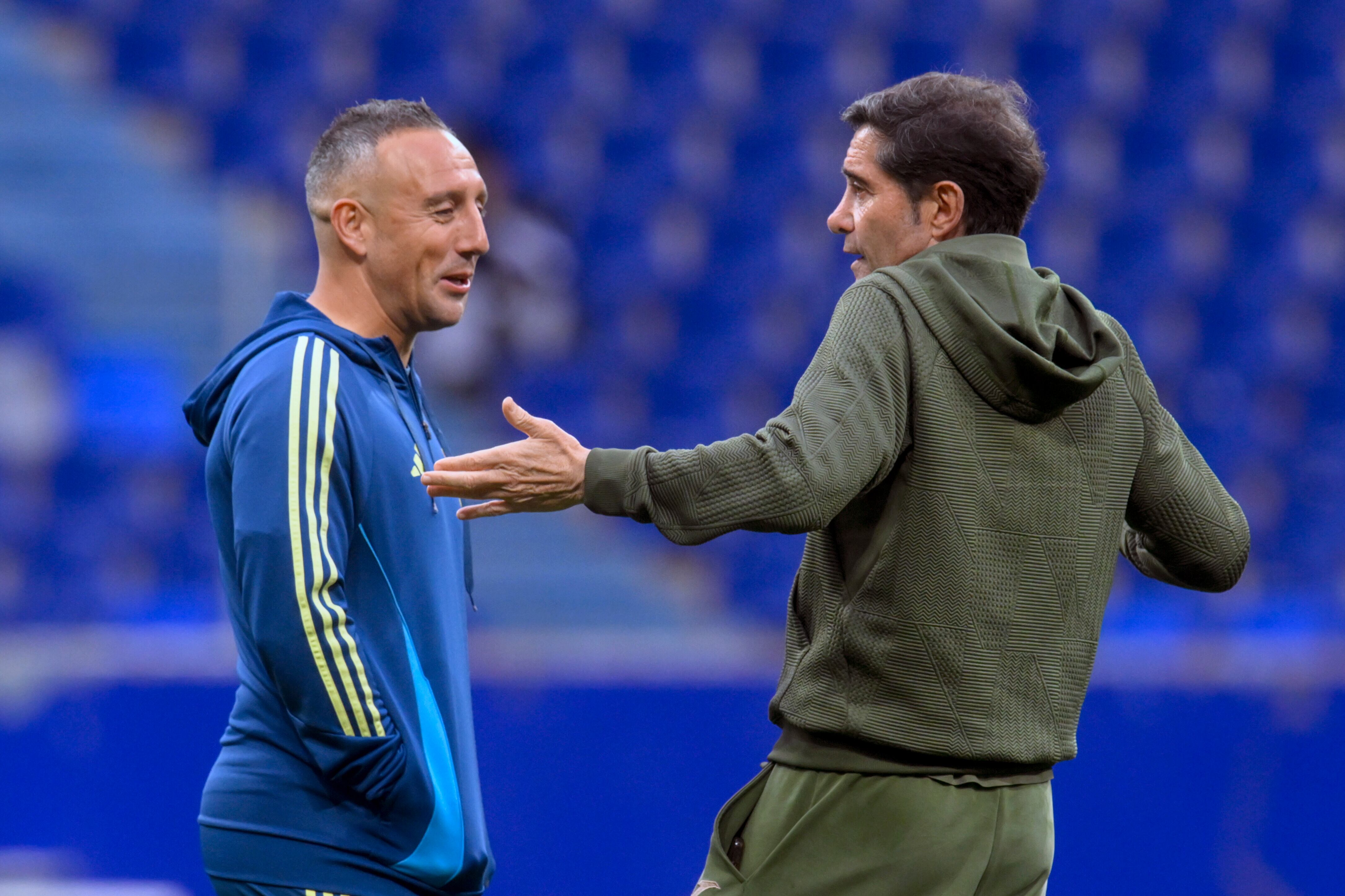 OVIEDO, 23/04/2026.- El centrocampista del Real Oviedo Santi Cazorla (i) conversa con el entrenador del Villarreal, Marcelino García, antes del partido de LaLiga entre el Real Oviedo y el Villarreal, este jueves en el estadio Carlos Tartiere. EFE/ Eloy Alonso