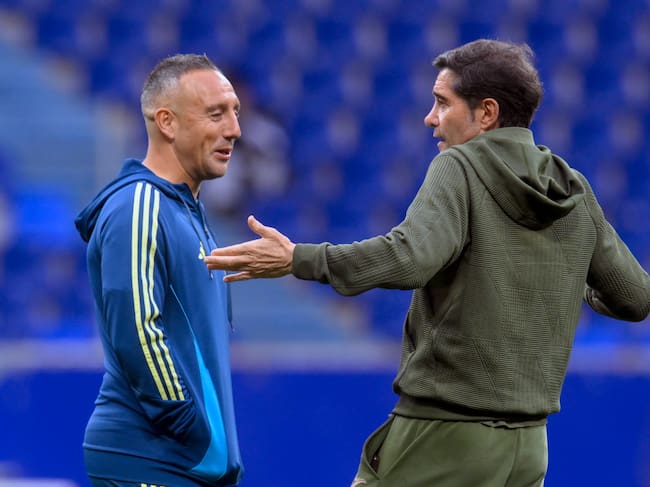 OVIEDO, 23/04/2026.- El centrocampista del Real Oviedo Santi Cazorla (i) conversa con el entrenador del Villarreal, Marcelino García, antes del partido de LaLiga entre el Real Oviedo y el Villarreal, este jueves en el estadio Carlos Tartiere. EFE/ Eloy Alonso