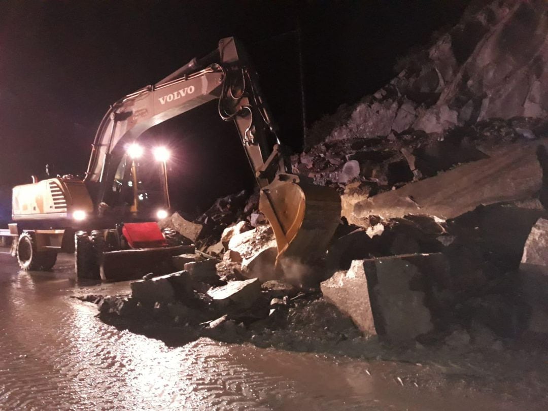 Trabajos para retirar las rocas de la N-260