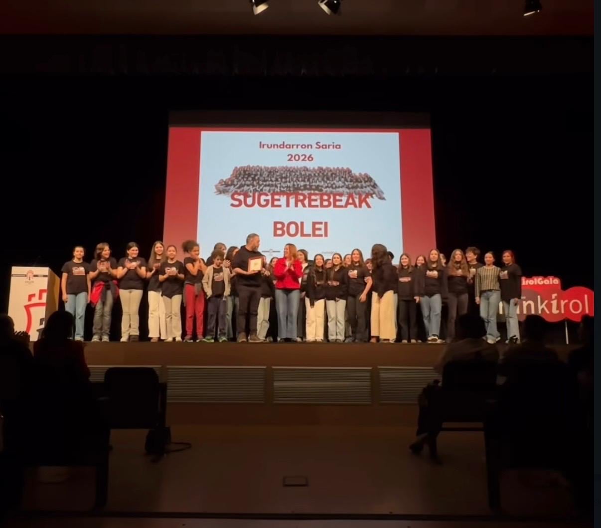 Suge Trebeak recoge uno de sus dos galardones en la Irun Kirol Gala