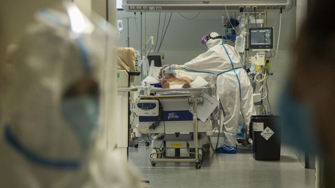 Un sanitario atendiendo a un paciente ingresado en la unidad UCI Covid.