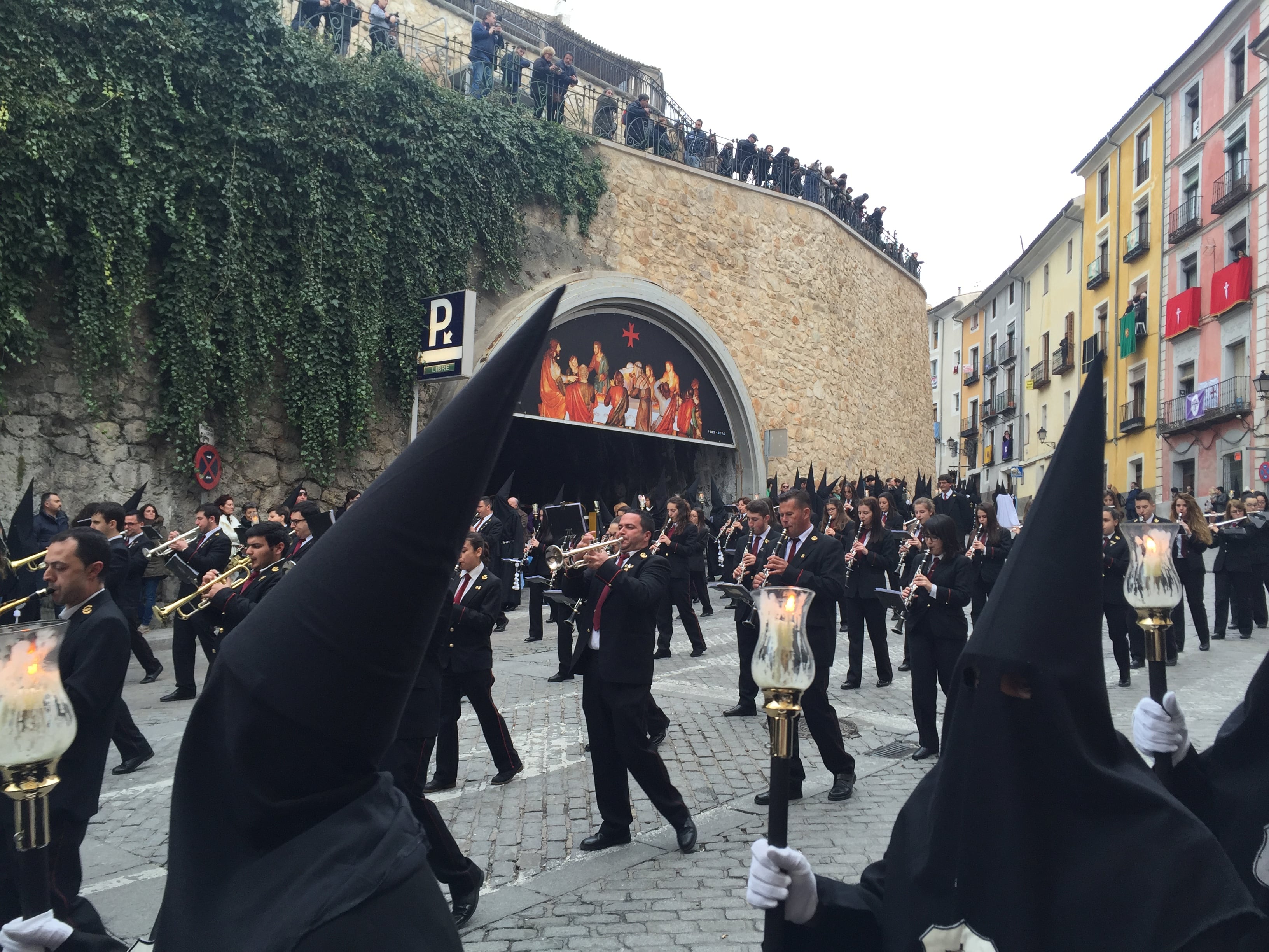 Banda de música en uno de los desfiles procesionales de la Semana Santa de Cuenca