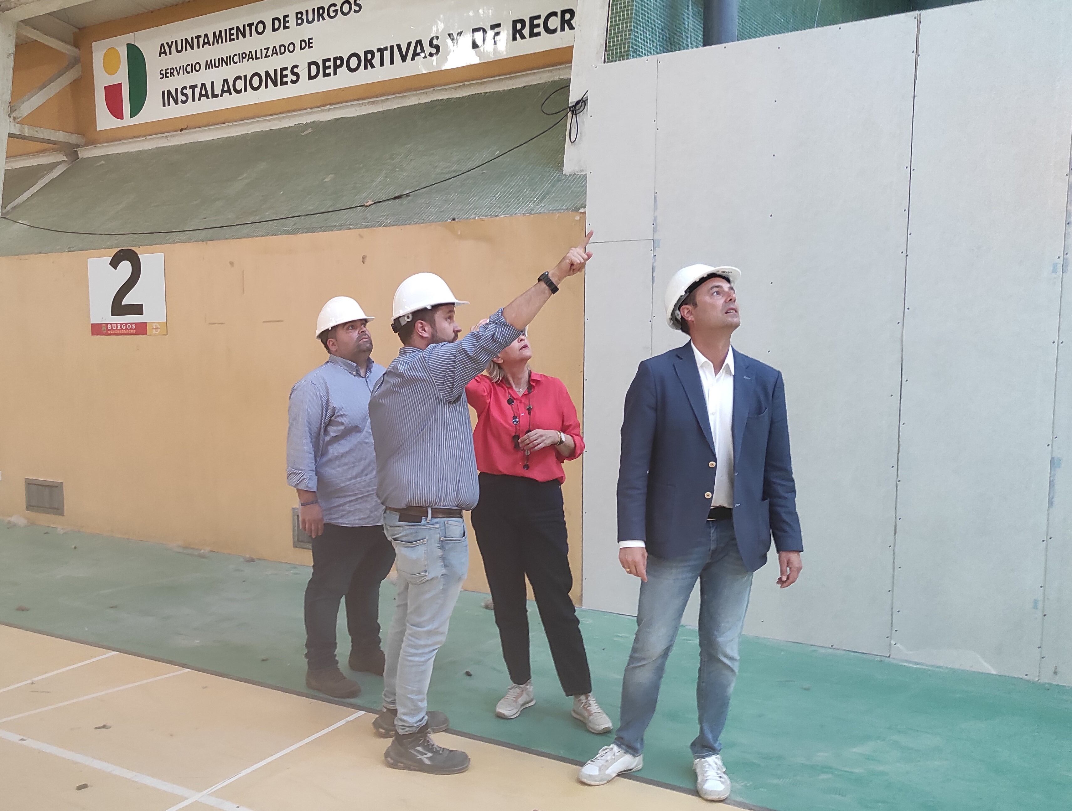 Daniel de la Rosa, alcalde de Burgos, visitando las obras del Centro Cívico Río Vena junto a Sonia Rodríguez, concejala de Servicios Sociales. / Foto: Radio Castilla