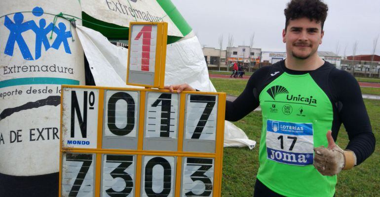 Alberto González con el cartel que anuncia su marca en el Campeonato de España.