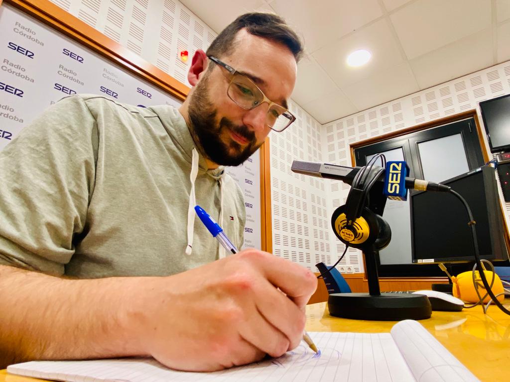 El dibujante de cómic, Miguel Ángel Ruiz, en los estudios de Radio Córdoba - Cadena SER