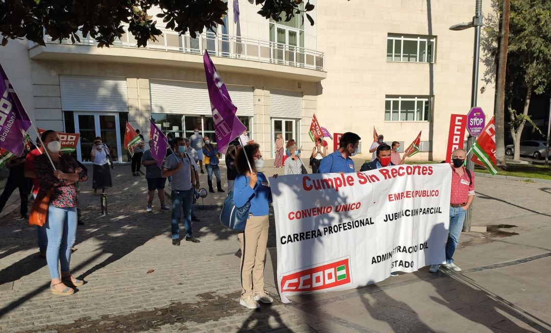 Miembros de CCOO se han concentrado a las puertas de la Subdelegación del Gobierno en Jaén para protestar por incumplimientos del gobierno central