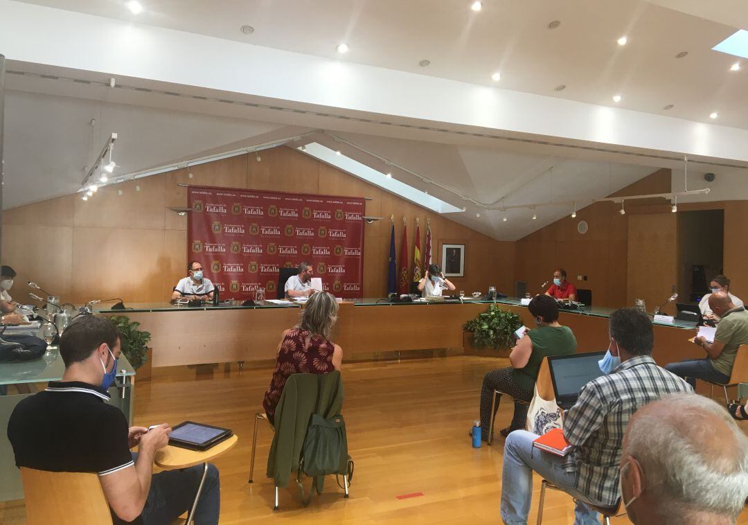 Las medidas sanitarias de seguridad han obligado a distribuir a la corporación en el salón de plenos