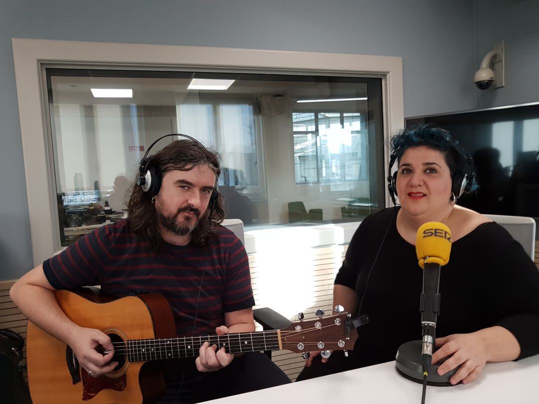 En la foto Piti y Aiora durante la entrevista y acústico