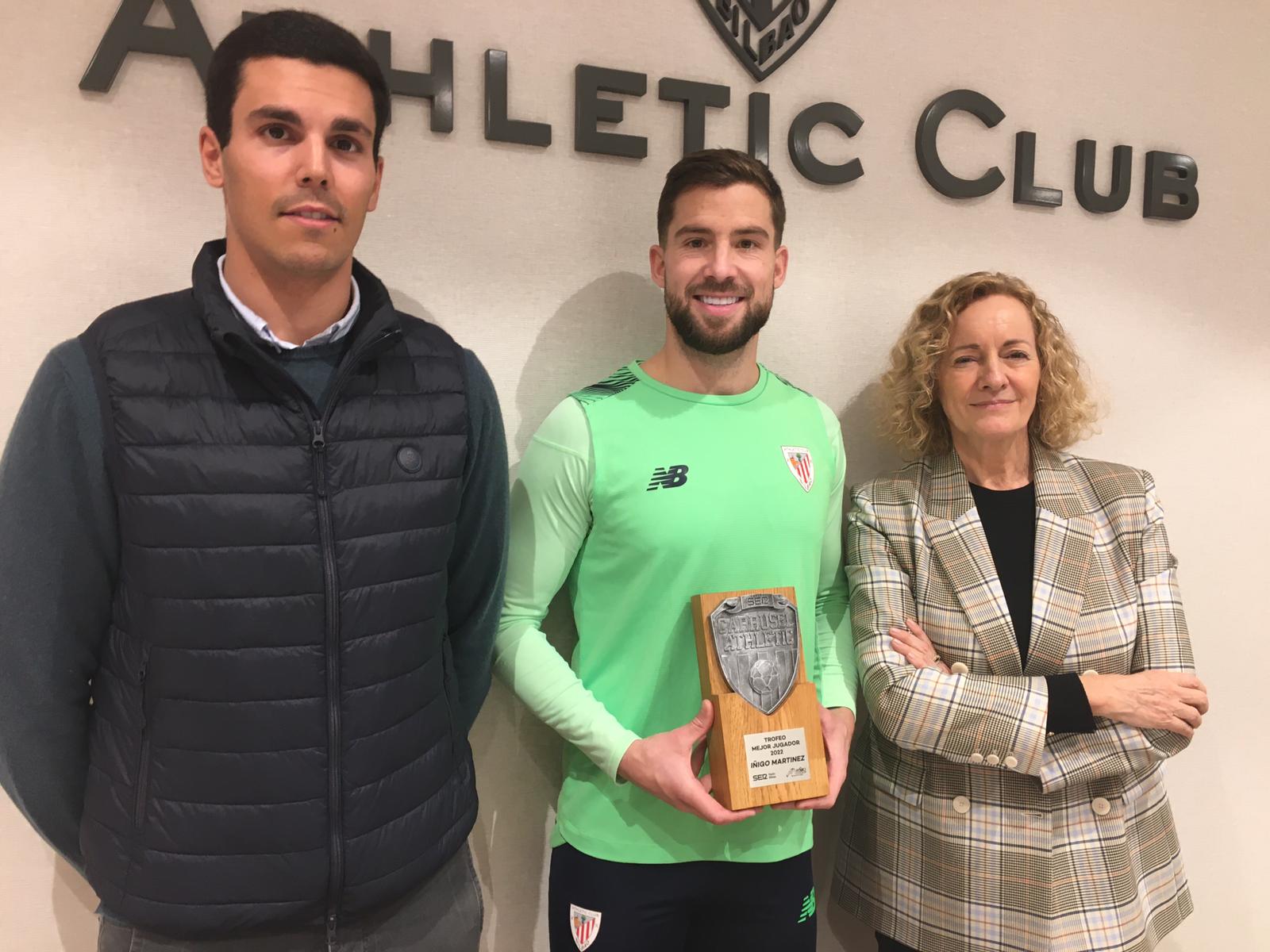 Iñigo Martínez recibe el premio Radio Bilbao