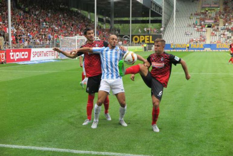 Amrabat lucha un balón ante la defensa del Friburgo.