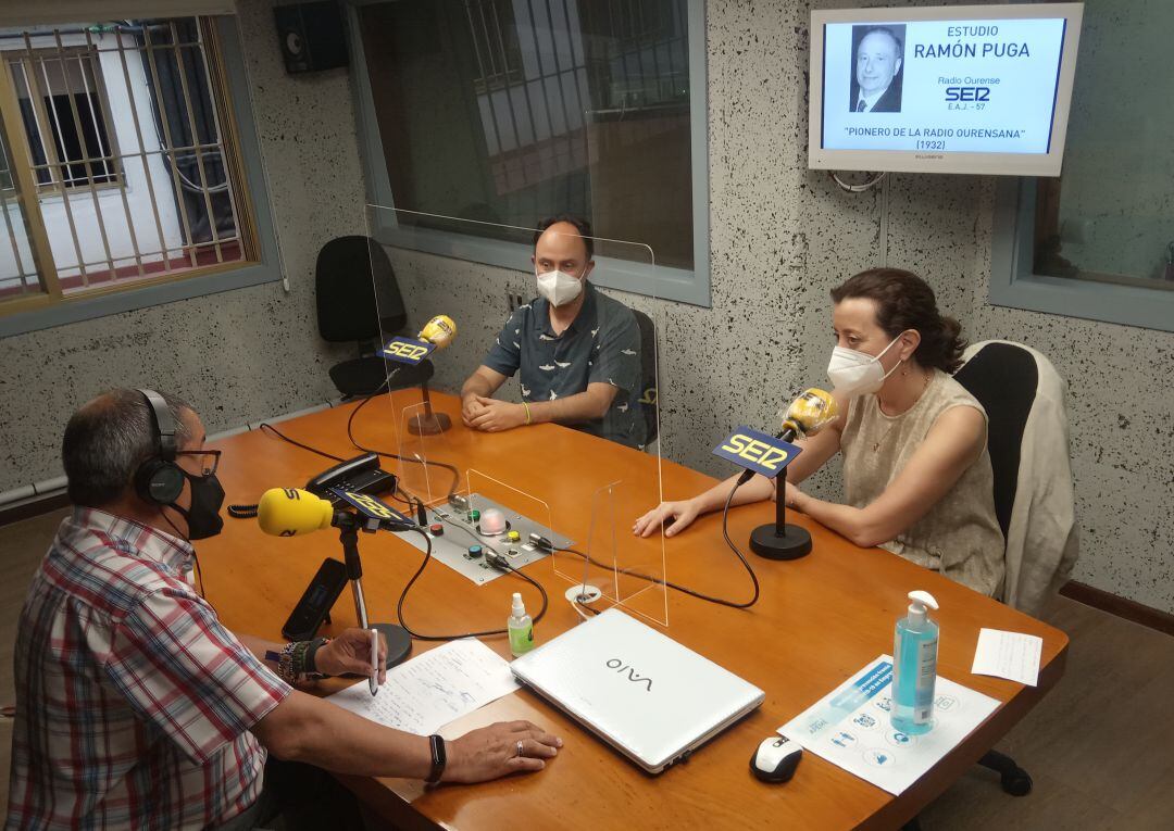 El psiquiatra Xandre García Caballero y la  doctora, Mercedes Hernández,  con nuestro locutor Pepe González