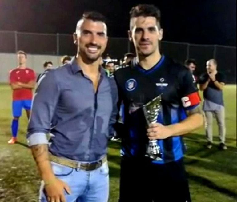 Chema Antón, director deportivo del Monóvar, con el capitán del Elda Industrial, Fede Ruiz