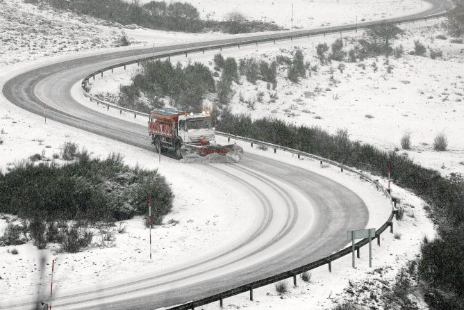 Una máquina quitanieves se abre paso por la carretera CA-183 en Alto Campoo (Cantabria). Esta comunidad se halla en alerta naranja por nevadas y en alerta amarilla por lluvia y fenómenos costeros