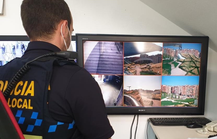 Un policía local supervisa las imágenes de las cámaras de vigilancia situadas en el parque Felipe VI en la capital de La Rioja| Ayuntamiento de Logroño