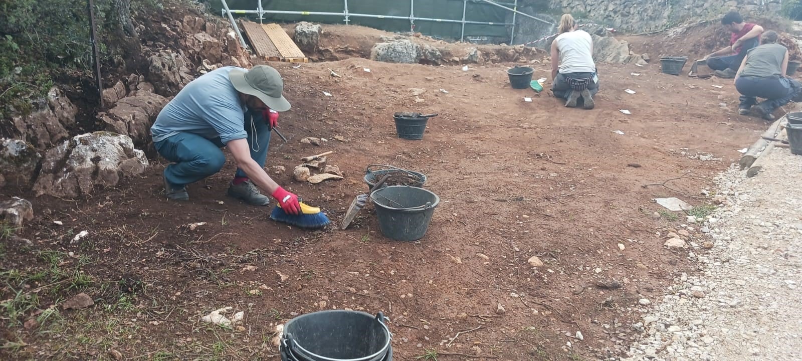 Trabajos en el yacimiento del Penal, en Atapuerca, durante la campaña de excavaciones 2023