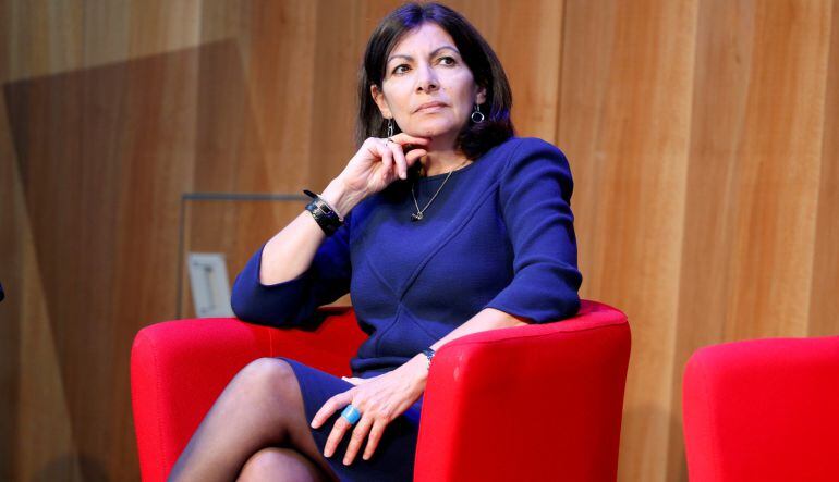 La alcaldesa de París, Anne Hidalgo, durante una conferencia