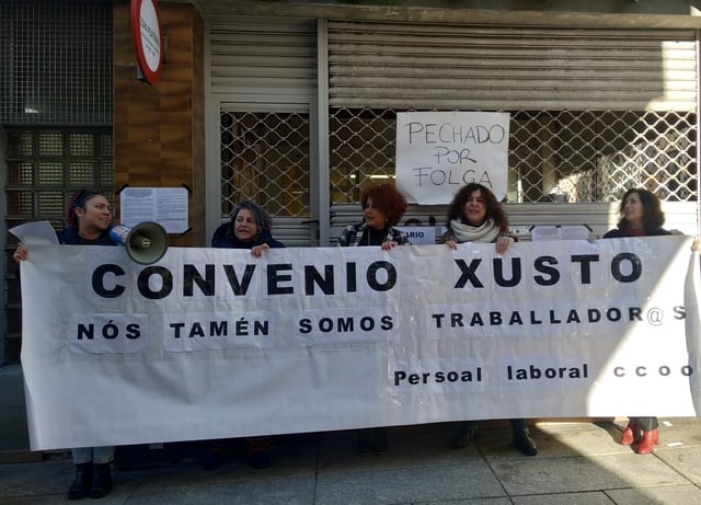 Concentración del personal de CCOO a las puertas del local del sindicato en Ferrol