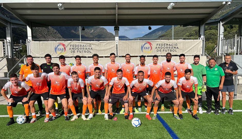 Primer equip de la UE Sant Julià abans d'un amistós de pretemporada.