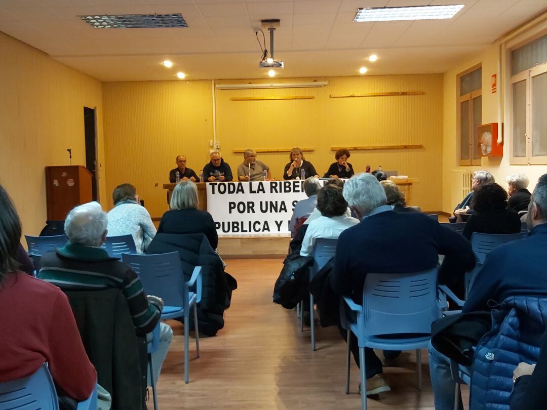Imagen de la reunión en la sede de los sindicatos, ante una gran asistencia de interesados