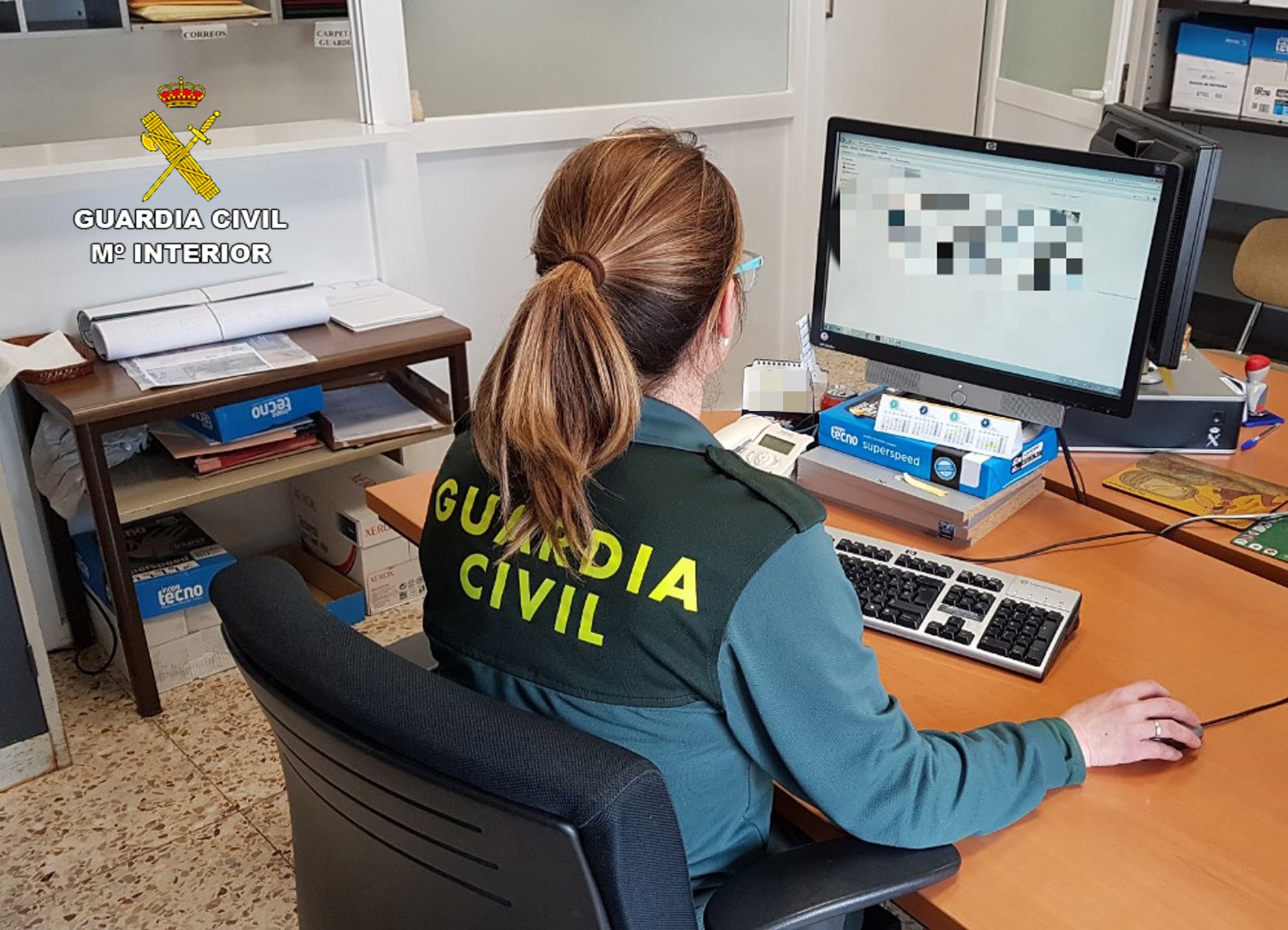 Una agente de la Guardia Civil investigando el uso de una tarjeta de crédito extraviada en Bullas