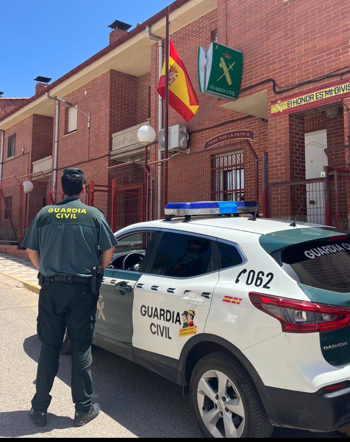 Guardia Civil a las puertas del puesto de mando de Navas de San Juan