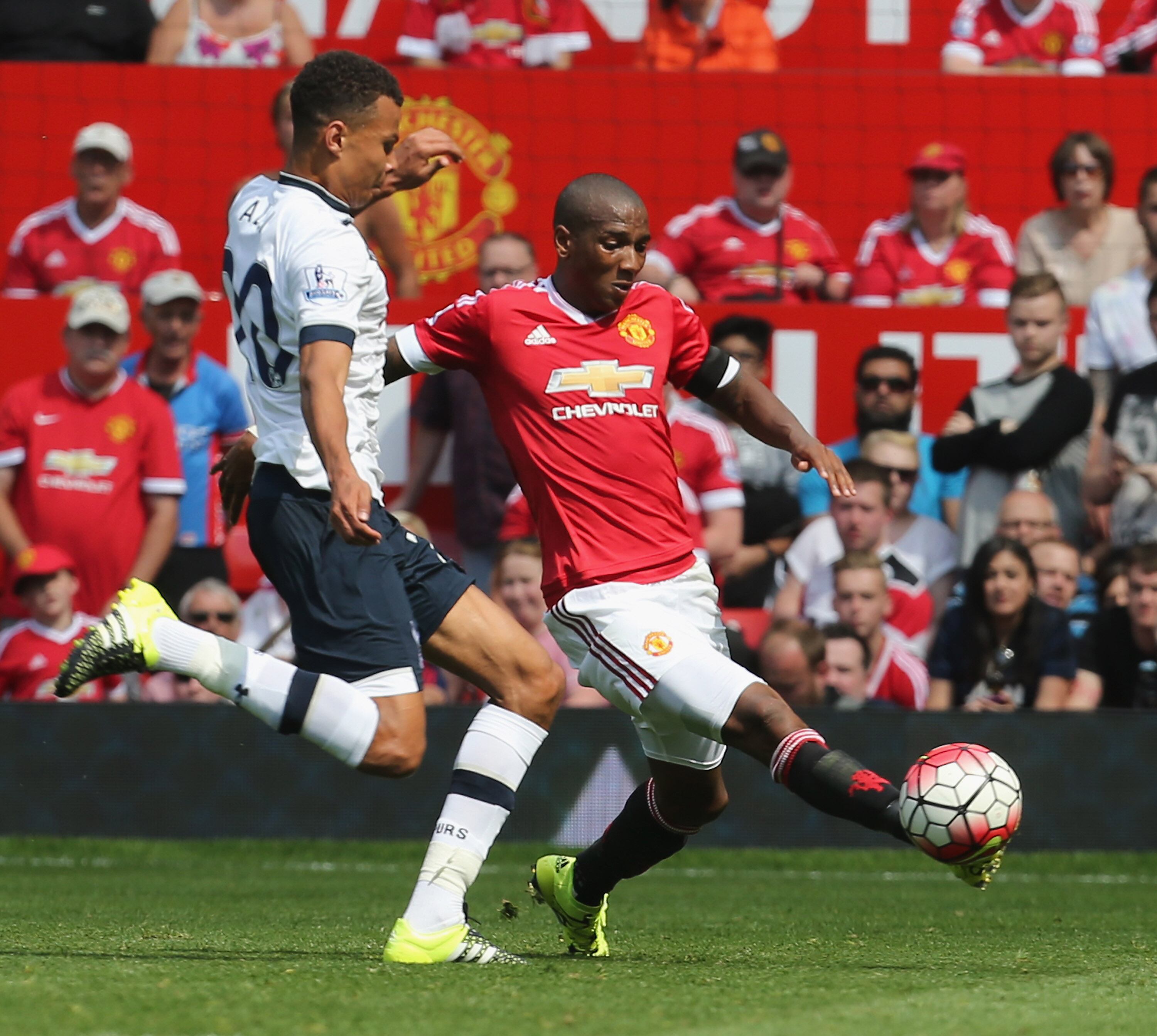 Dele Alli llegó y beso el santo: fue titular en Old Trafford.