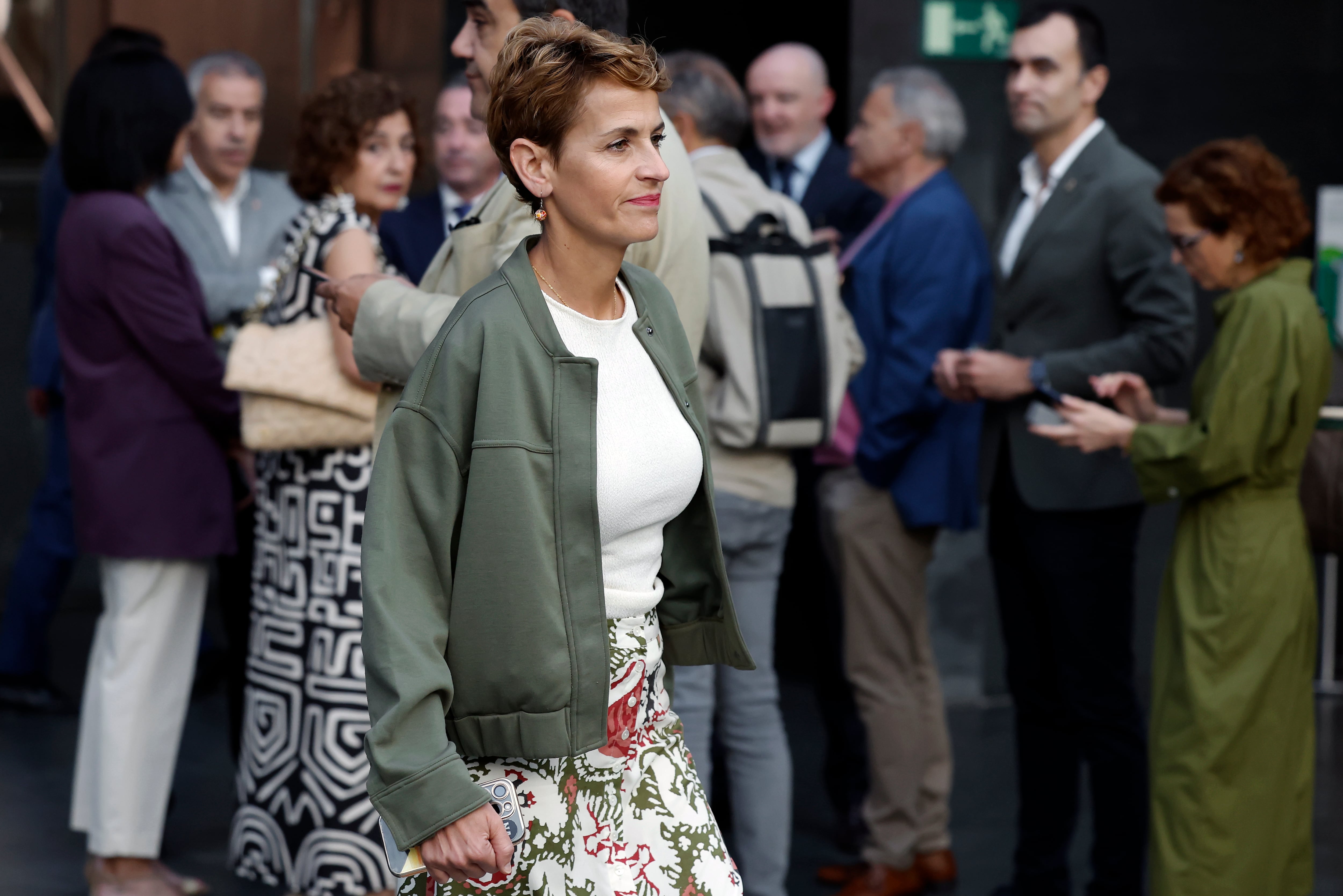 La presidenta del Gobierno de Navarra María Chivite en el atrio del Parlamento antes de comenzar la sesión plenaria celebrada este jueves