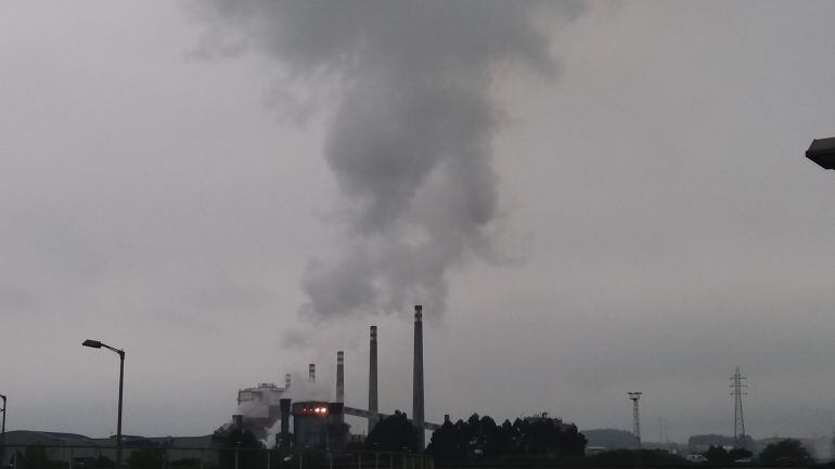 Chimeneas de las instalaciones de Arcelor Mittal en Avilés.