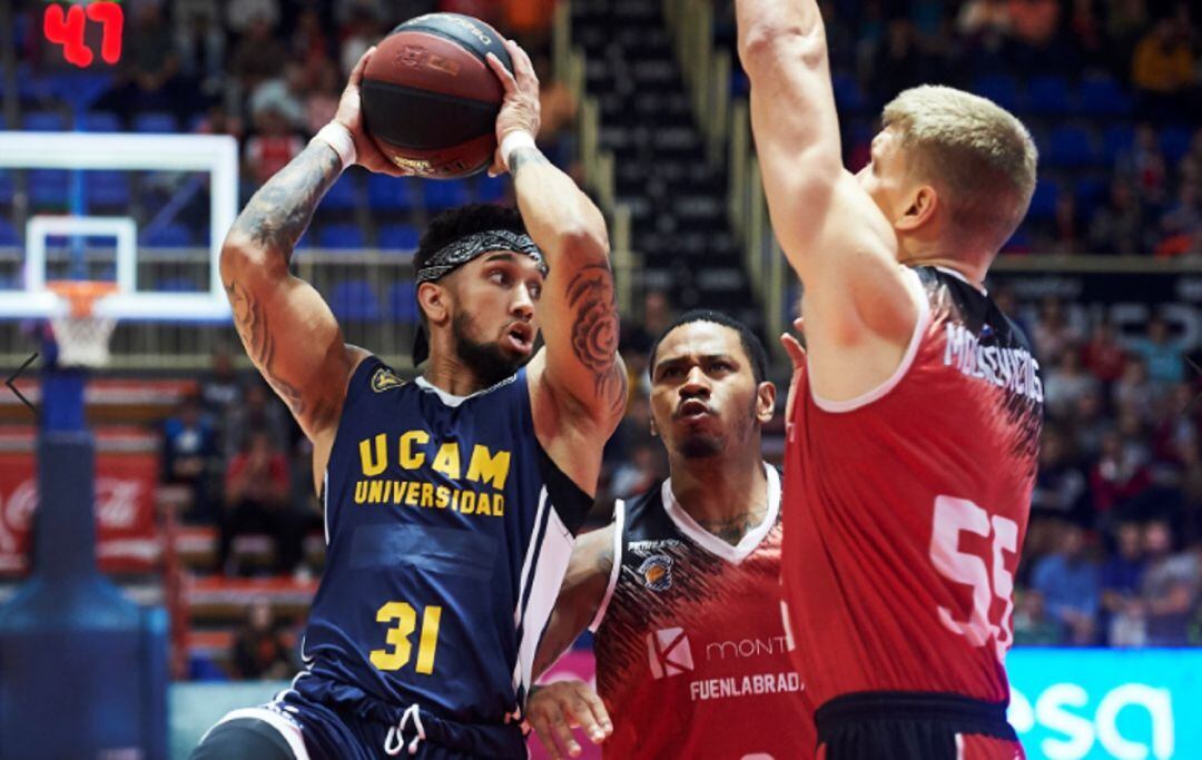 Askia Booker con el balón