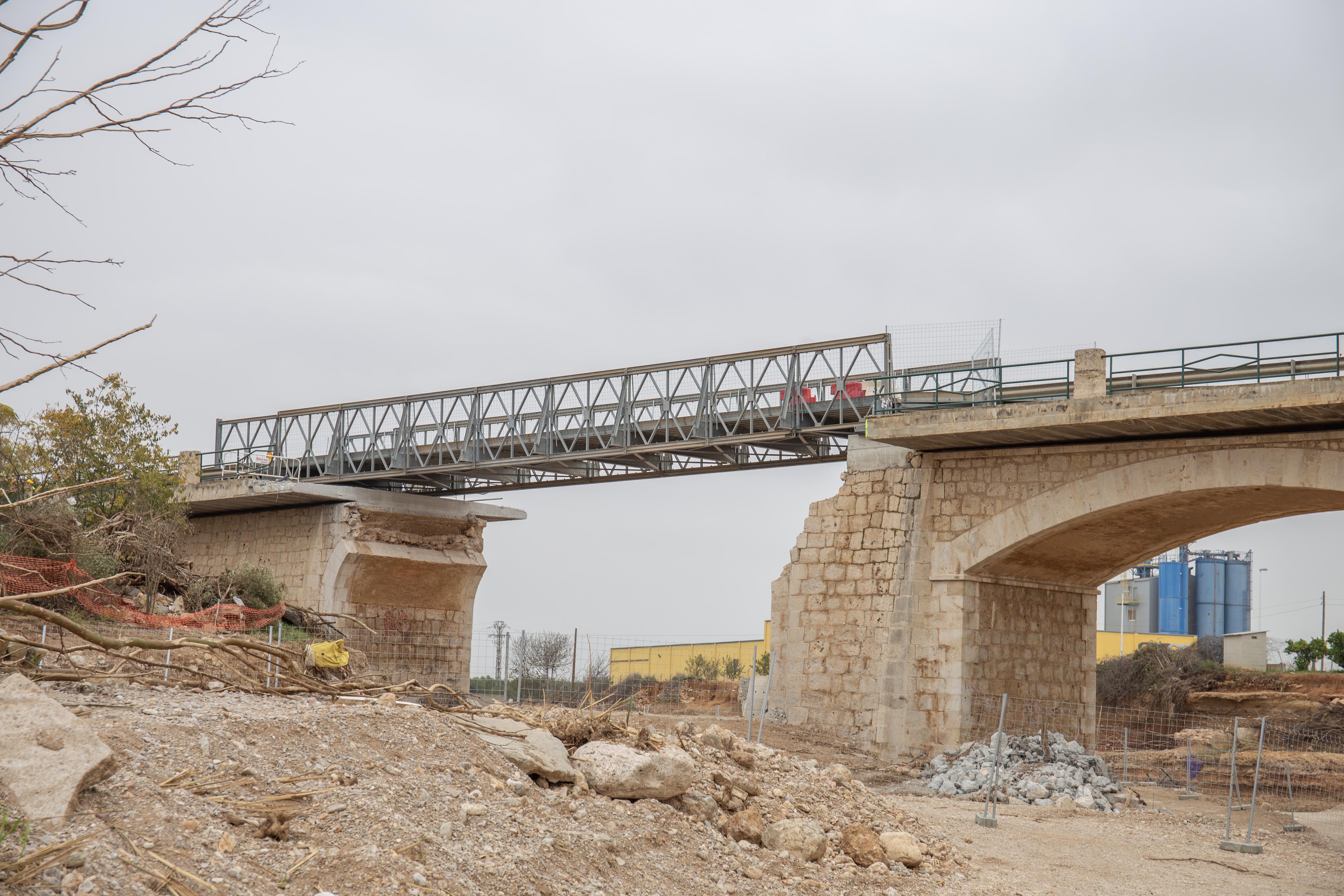 El puente Mabey instalado por parte de la Unidad Militar de Emergencias en la CV-50 en Cheste. Foto: Ayuntamiento Cheste